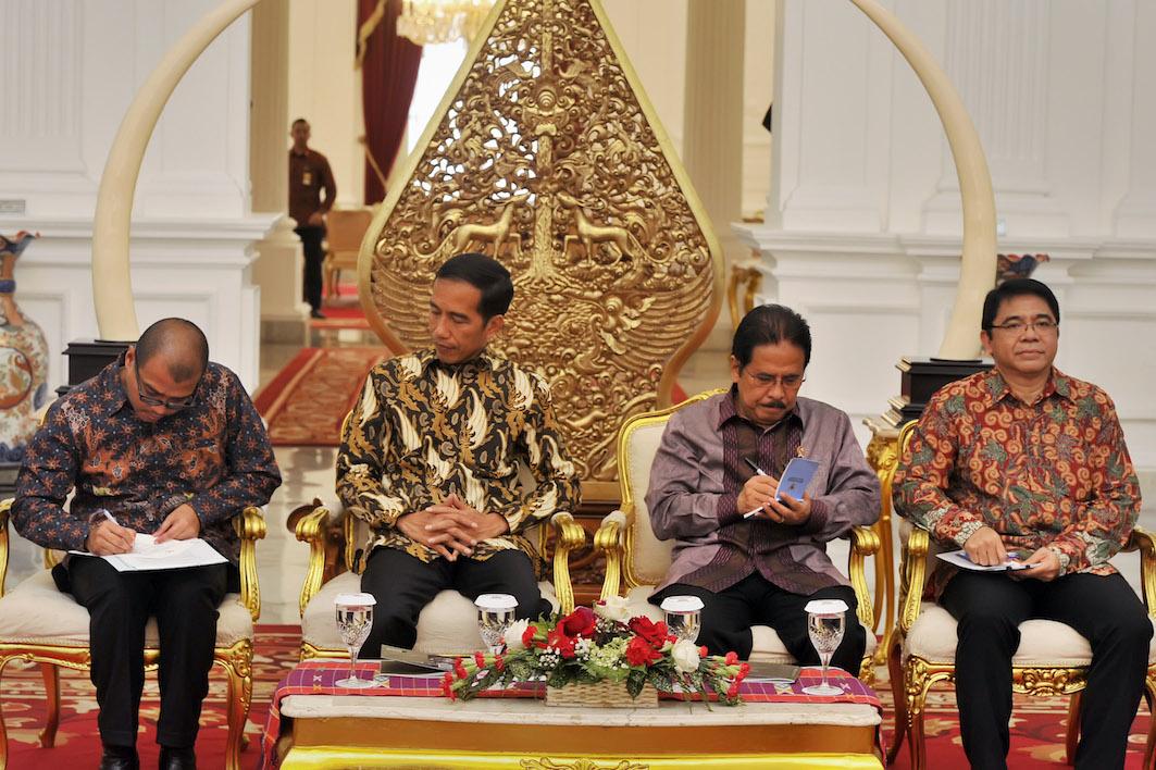 Presiden Joko Widodo (kedua kiri) bersama Menko Perekonomian Sofjan Djalil (kedua kanan), Seskab Andi Widjajanto (kiri) serta Kepala Badan Koordinasi Penanaman Modal (BKPM) Franky Sibarani (kanan) berdialog dengan pengusaha Malaysia yang tergabung di Kuala Lumpur Business Club di Istana Merdeka, Jakarta, 15 April 2015 (Antara Foto/Yudhi Mahatma)