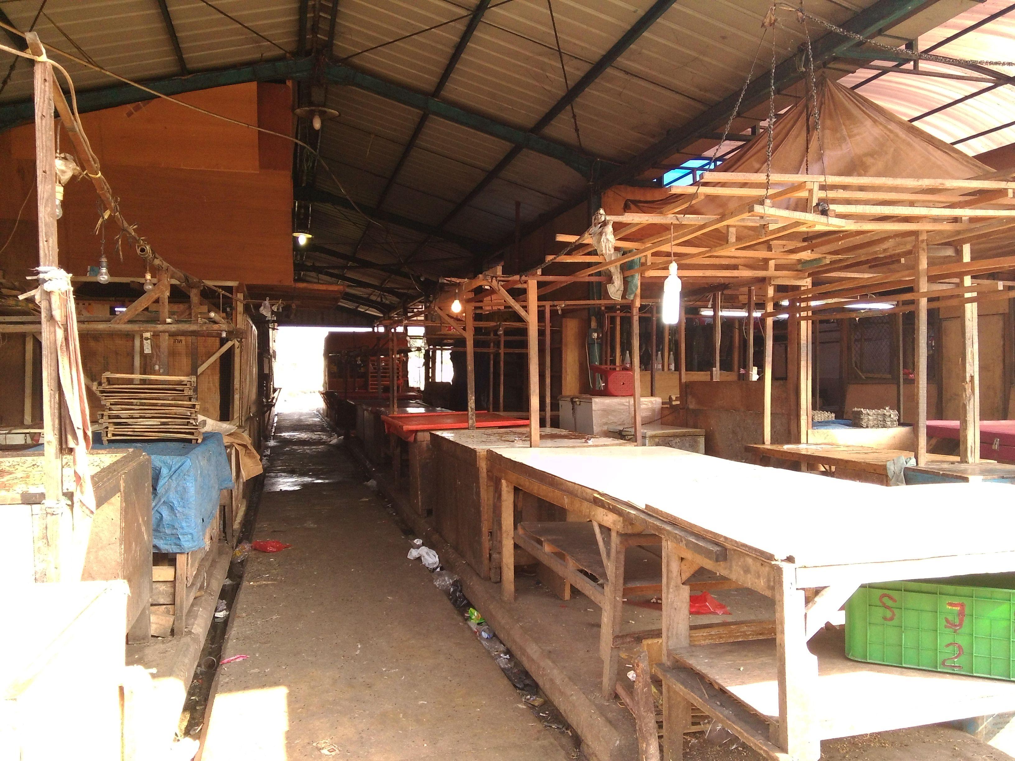 Kios tempat pedagang daging sapi, ayam dan juga ikan di Pasar Induk Cibitung yang ditinggal oleh para penjualnya saat hari raya lebaran 2016. (Bareksa/Alfin Tofler)