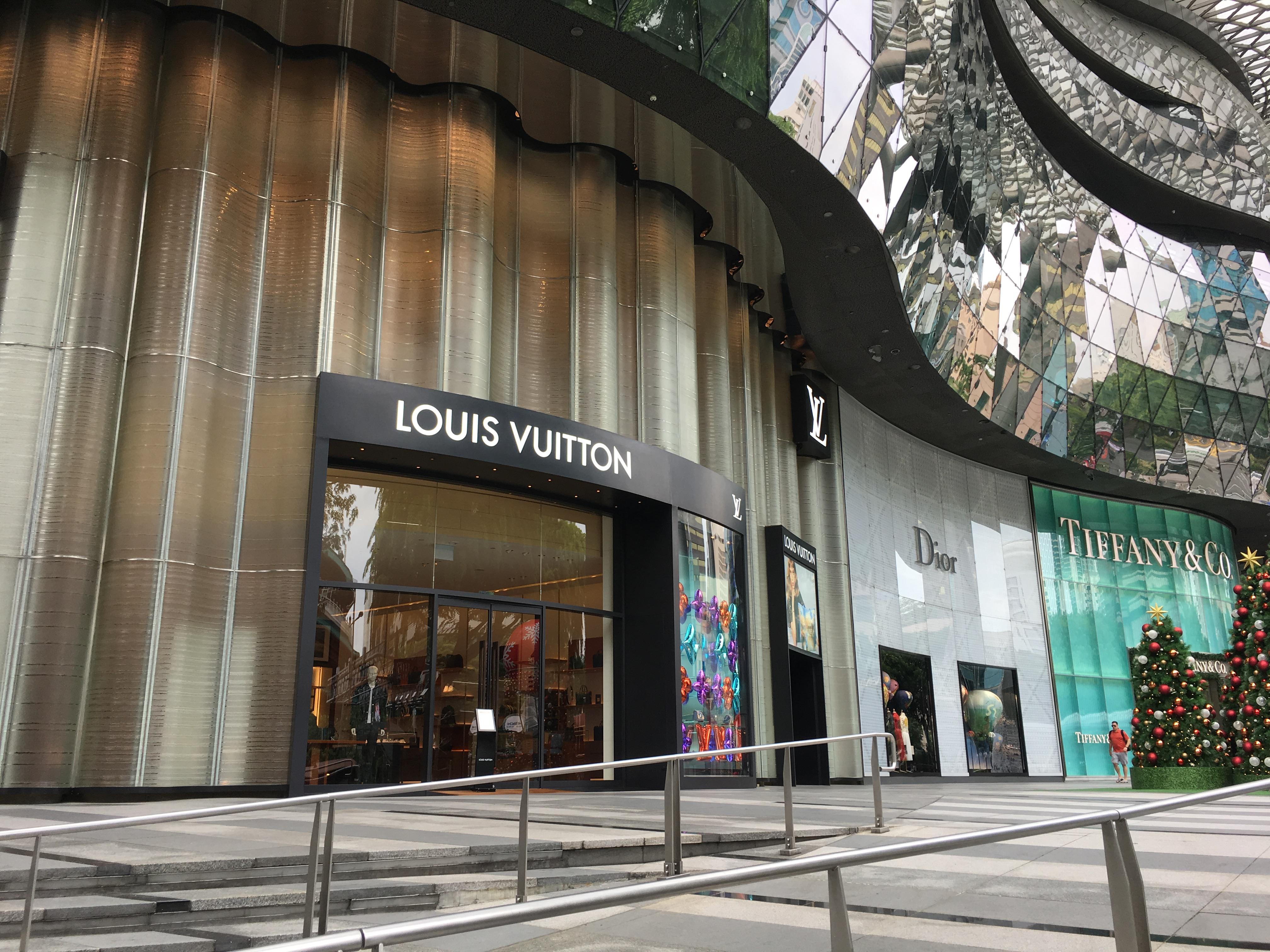 Gerai Louis Vuitton di Orchard, Singapura (shutterstock)
