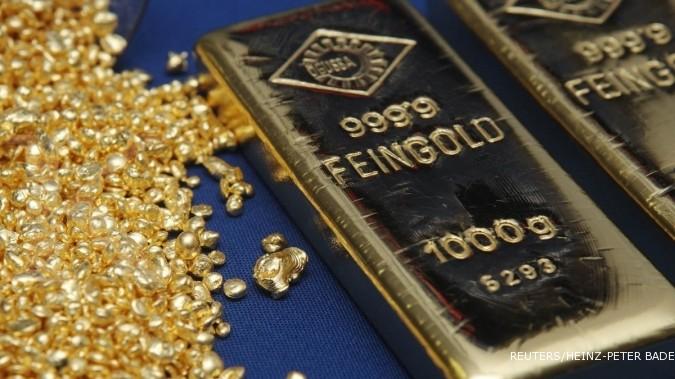 Gold edges lower as investors await fed, US data