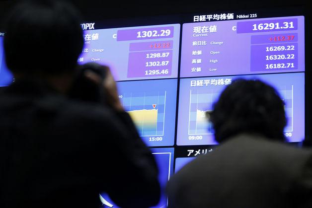 Asia stocks fall as Japan slips; oil gains with palladium 