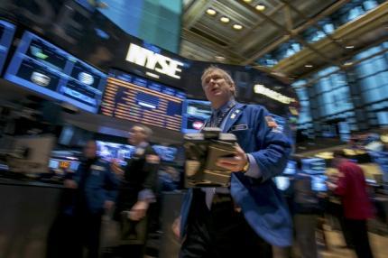 Wall St ends lower; S&P 500 extends losses for 3rd day
