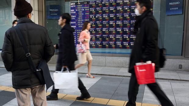 Asia stocks fall amid Ukraine tension, China economy data