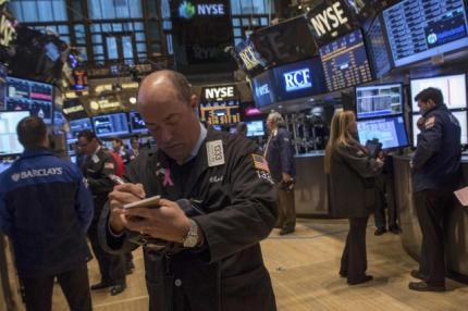 Wall St Posts Gains for 4th Week; Ends Flat for Day
