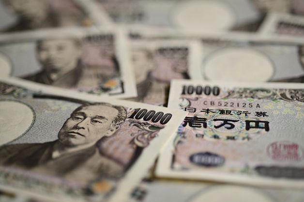 Japan stocks climb as Yen holds drop; supplies sink crude
