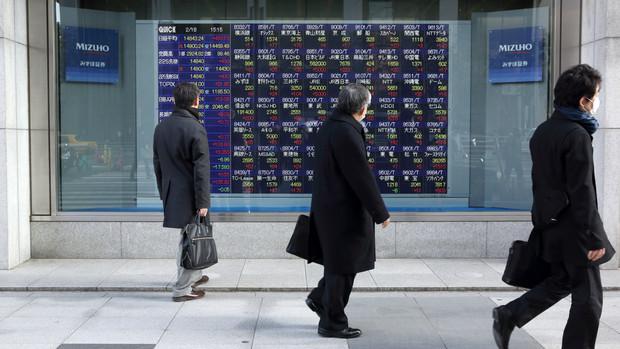 Asia stocks fall While gold gains as China concerns mount