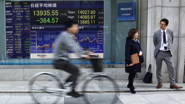 Asian stocks fluctuate;sharp falls, consumer shares rise