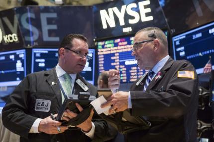 Wall St ends up on earnings, rebound in high-growth shares