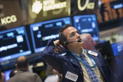 Bonds Rally, Stocks Fall as Global Economy Fears Mount