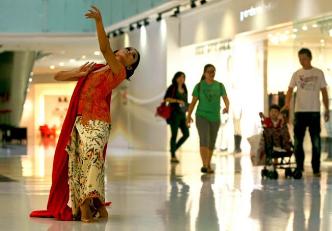 Lotte builds shopping malls in Indonesia on demographic play