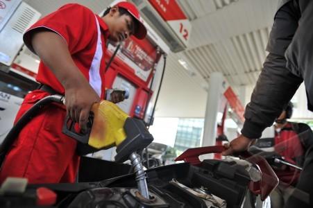 Indonesian Leaders In Talks On Raising Fuel Prices Before Oc