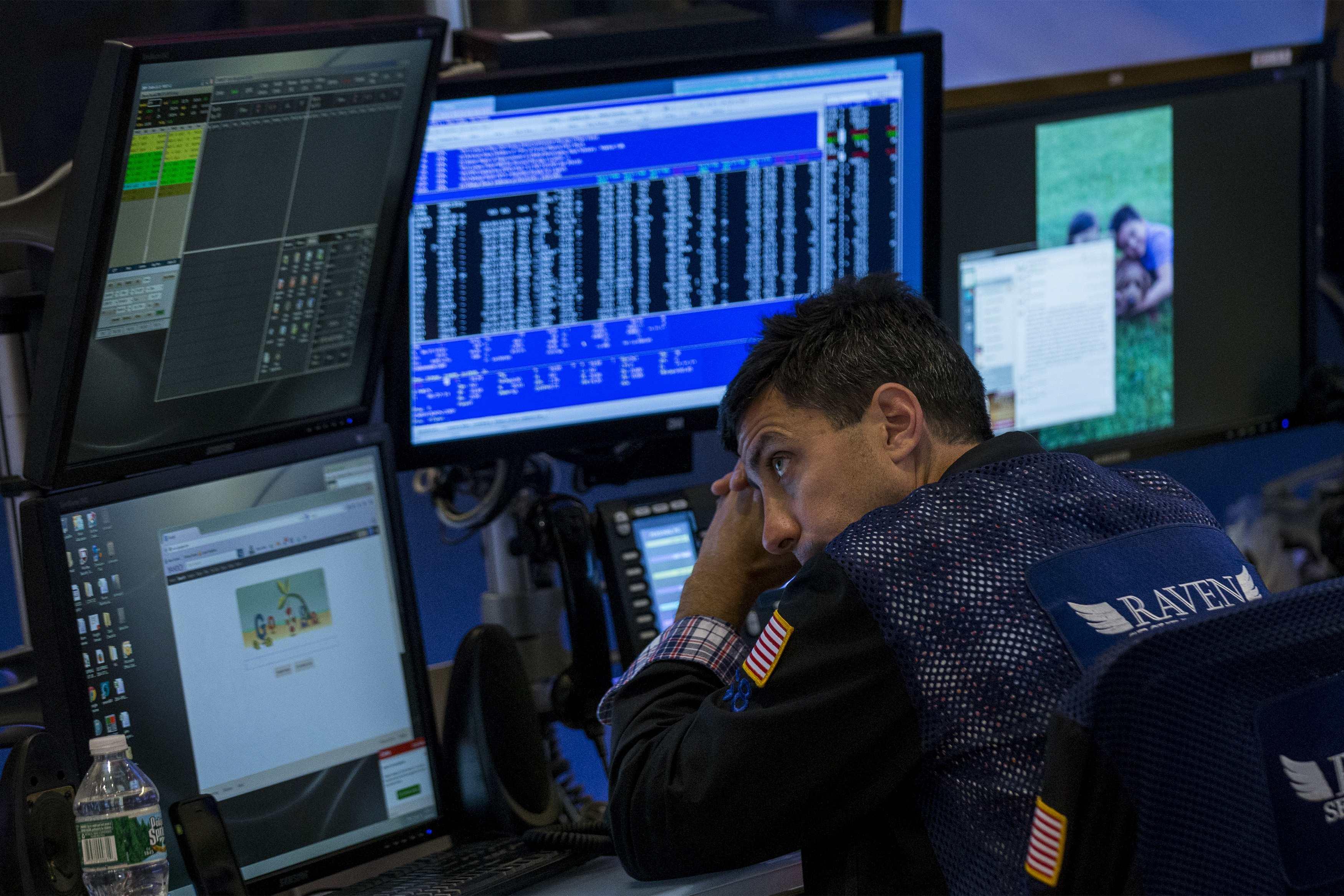 Wall St Ends Lower, S&P 500 Falls for Third Straight Day