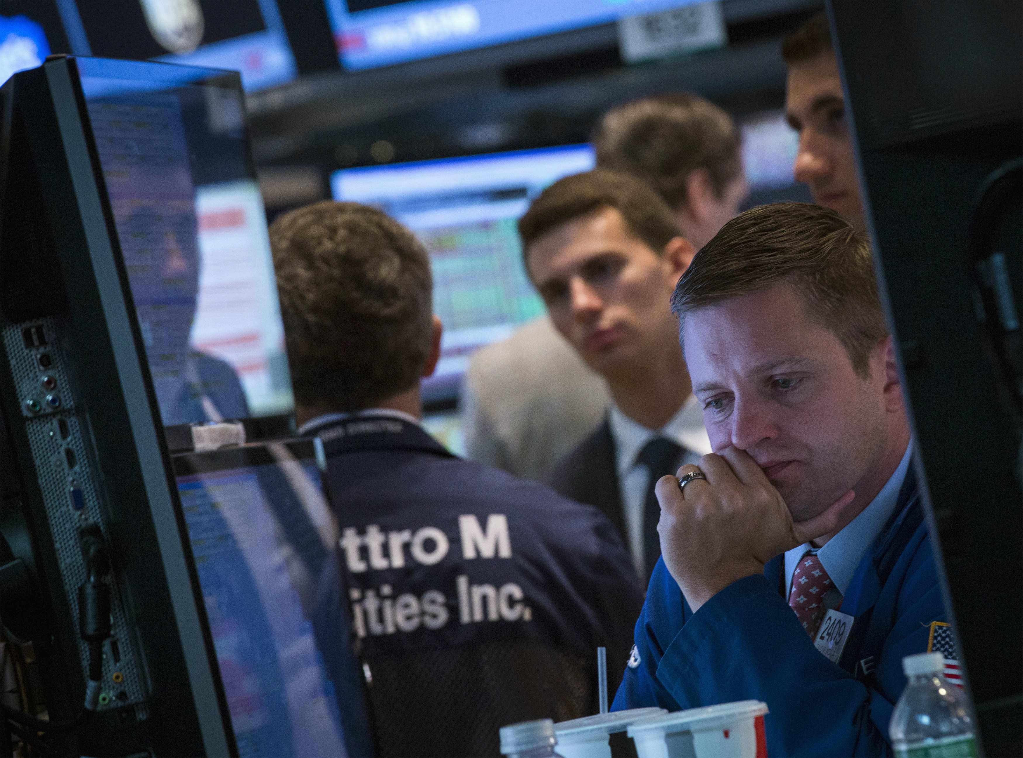 Stocks Slump Worldwide, Bonds Rally on Growth Concerns