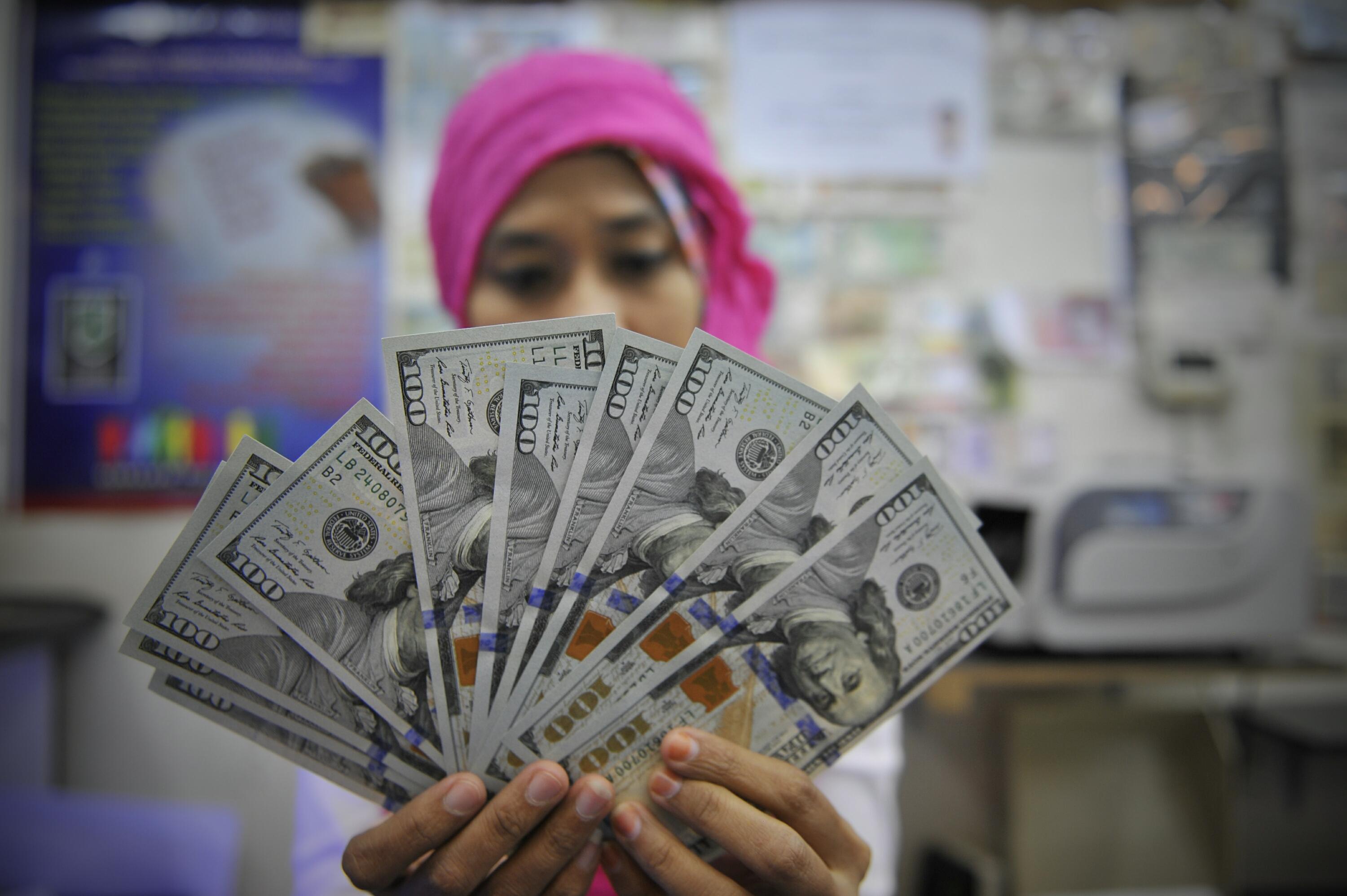 Tunggu Kabinet, Rupiah Bertahan Rp12.009/USD; Dolar Melemah Dari Mata Uang Asia