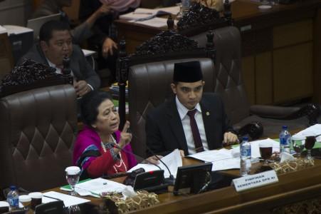 Investor Was-was Politik IHSG Ambrol 2,7%, Penurunan Terbesar Sejak 10 April