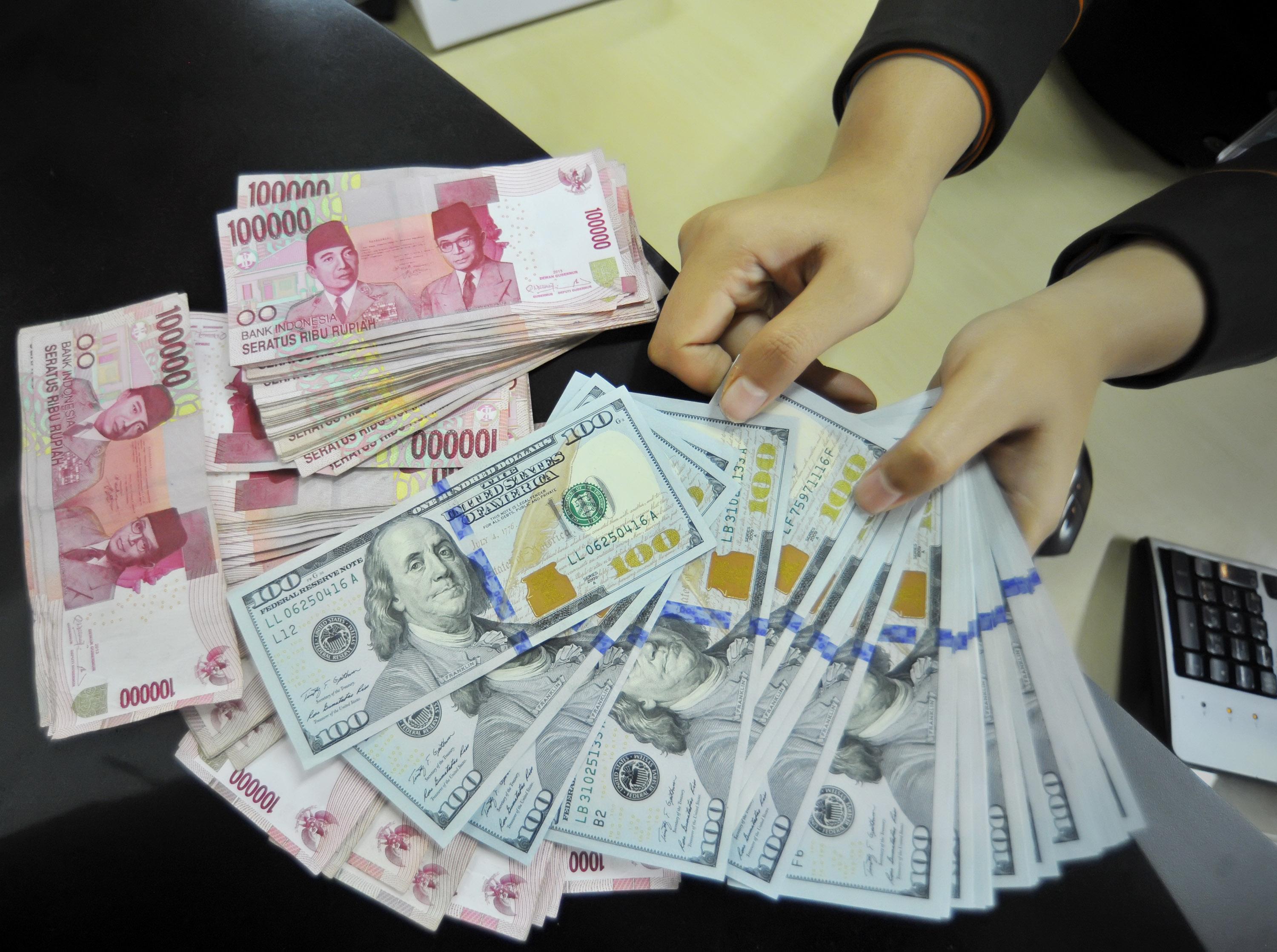 Rupiah Sentuh Rp13.000/$; Ekonom Khawatirkan Asing Mulai Jual Obligasi