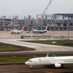 Harga Tiket Pesawat akan Turun Mulai April, Beli Avtur AKRA Jadi Solusi?