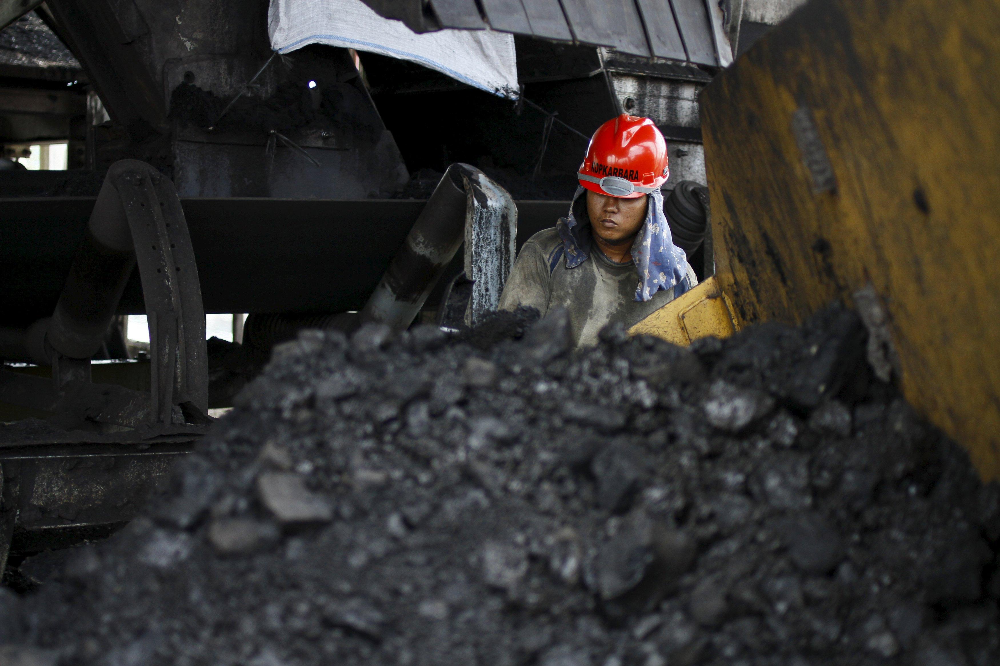 Ведется добыча каменного угля. Добыча угля. Угольная промышленность. Каменный уголь шахта. Добытчик угля.