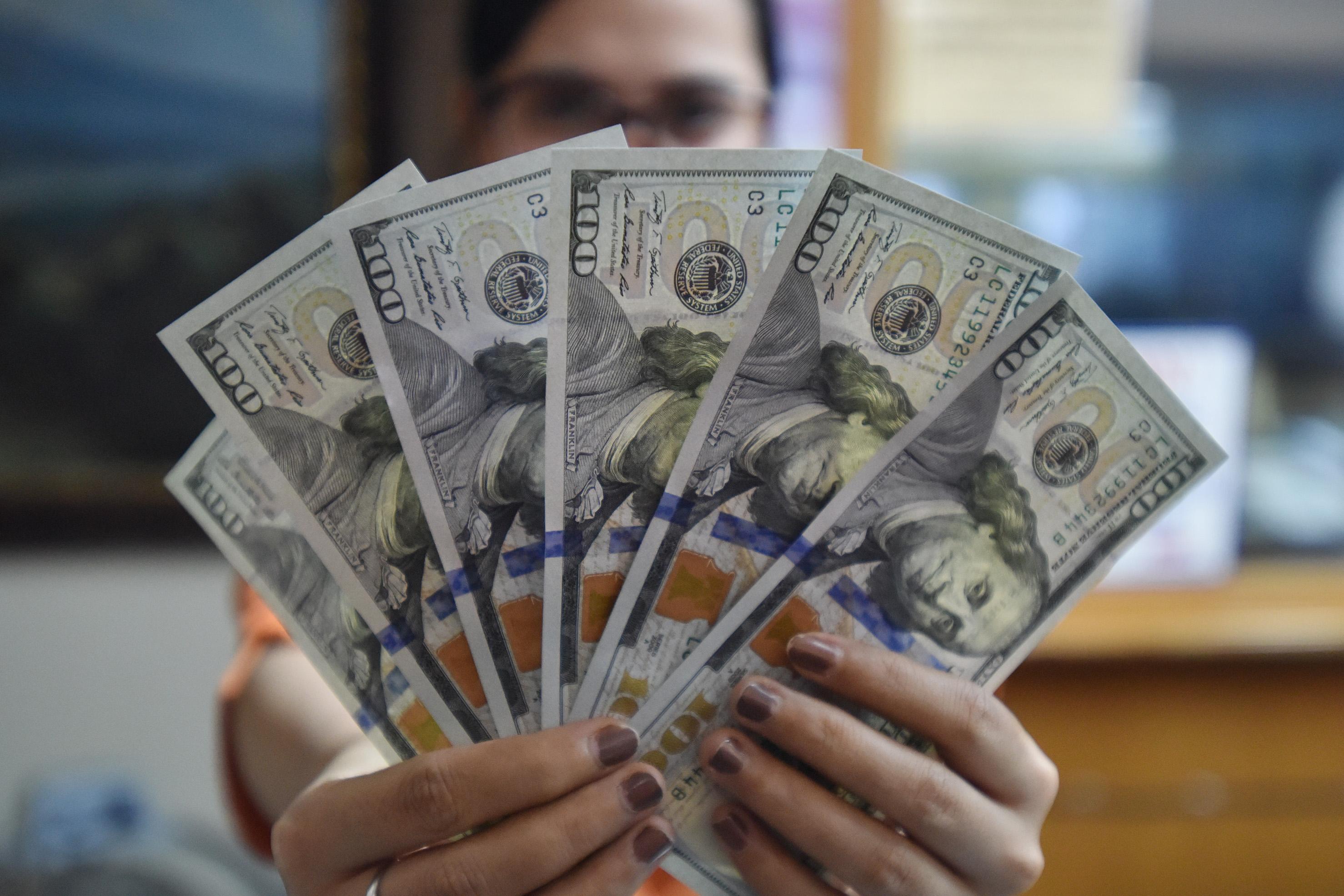 Rupiah dan Peso Argentina Tersungkur Melawan Dolar AS, Bagaimana Peluang IHSG?