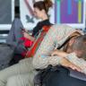 Saat Pesawat Delayed, 5 Tips Ini Membuat Anda Tidur Nyaman di Bandara