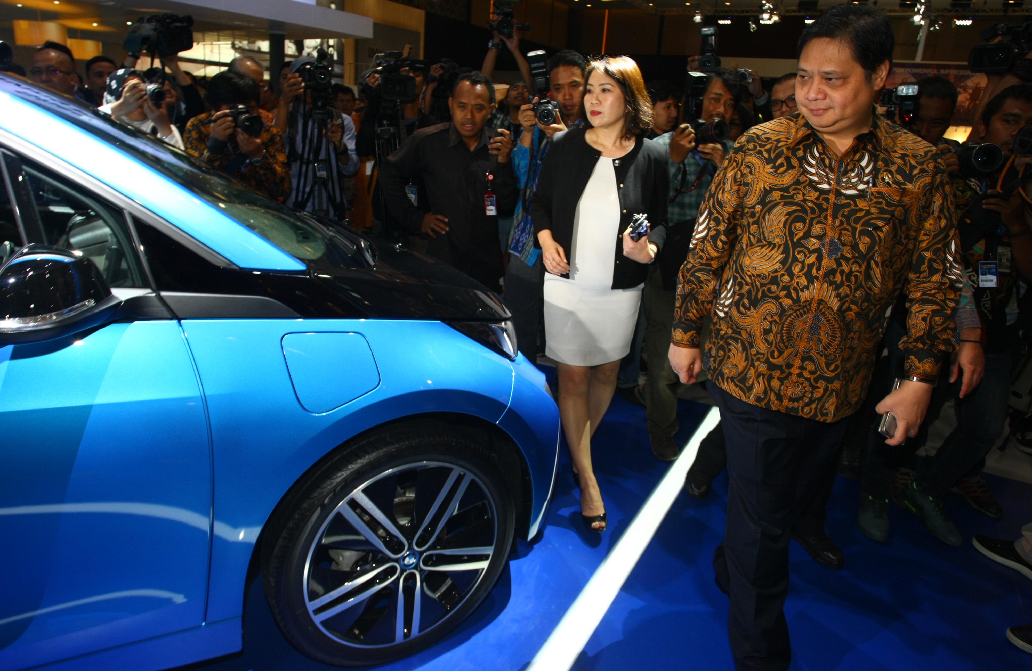 Berita Hari Ini : EXCL Tambah 17 Ribu BTS, Jokowi Setujui Insentif Mobil Listrik