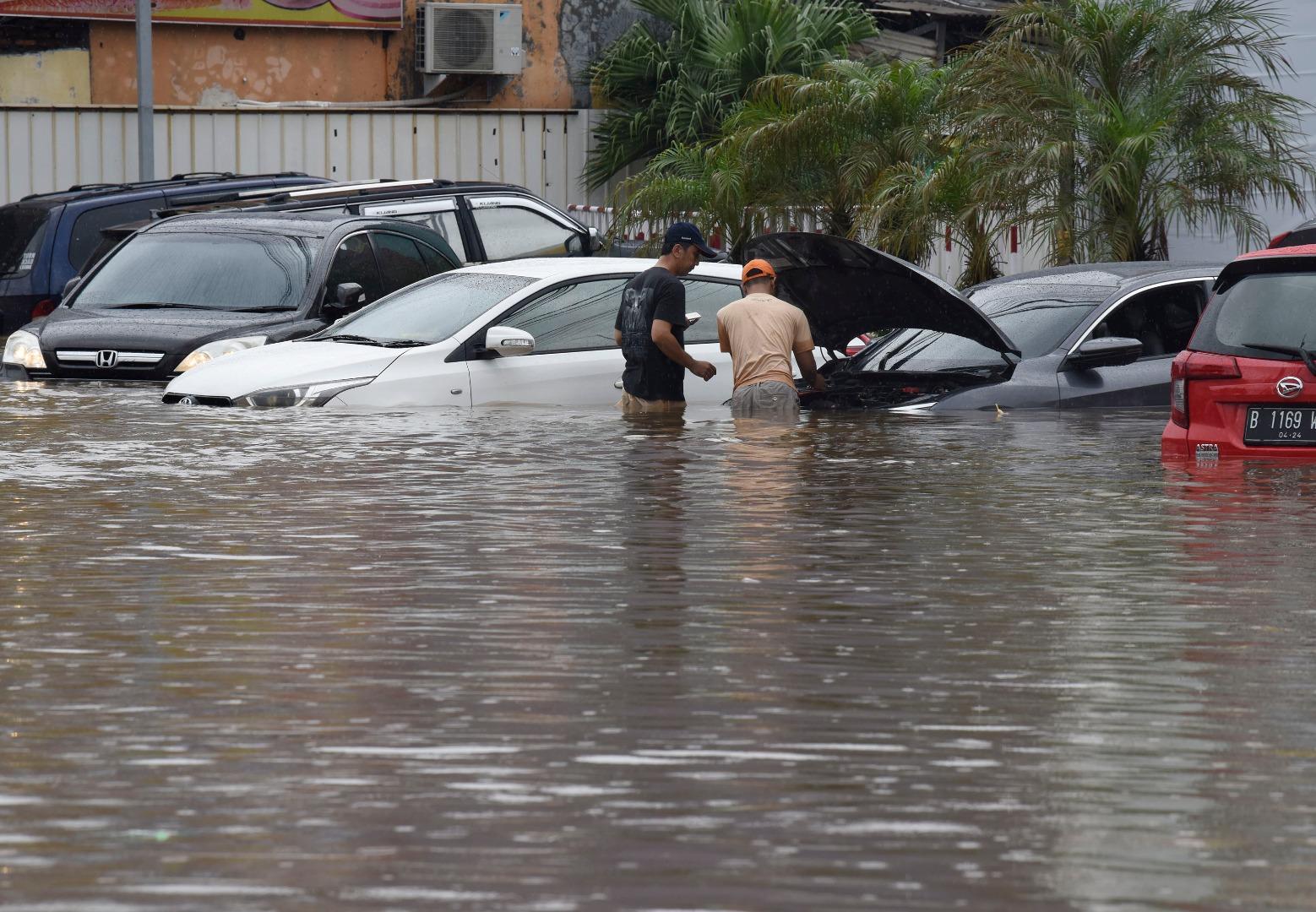 Berita Hari Ini : AAUI Segera Urus Klaim Asuransi Banjir, Target SBN Q1 Rp165 T