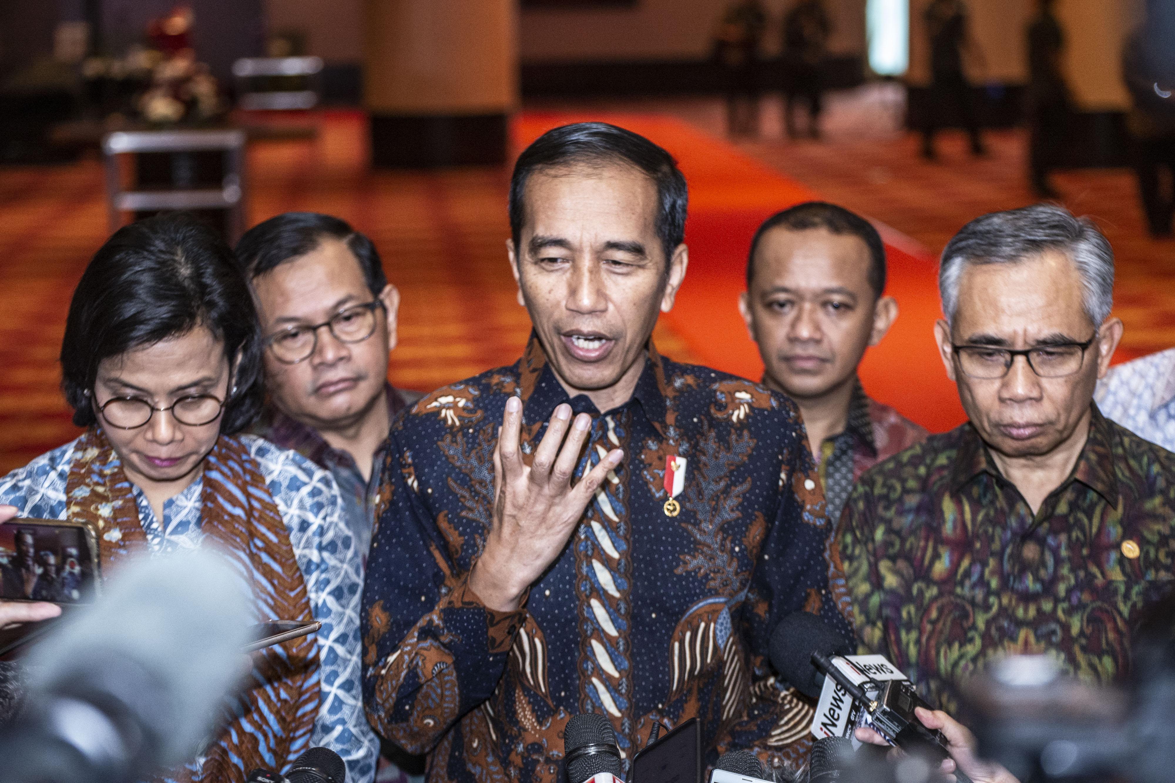  Berita Hari Ini: Jokowi Teken Omnibus Law Perpajakan; Fed Tahan Bunga Acuan